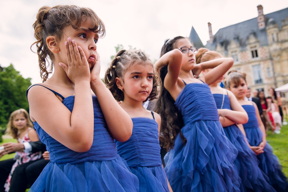 Jolie image des enfants d'honneur lors de la cérémonie de mariage