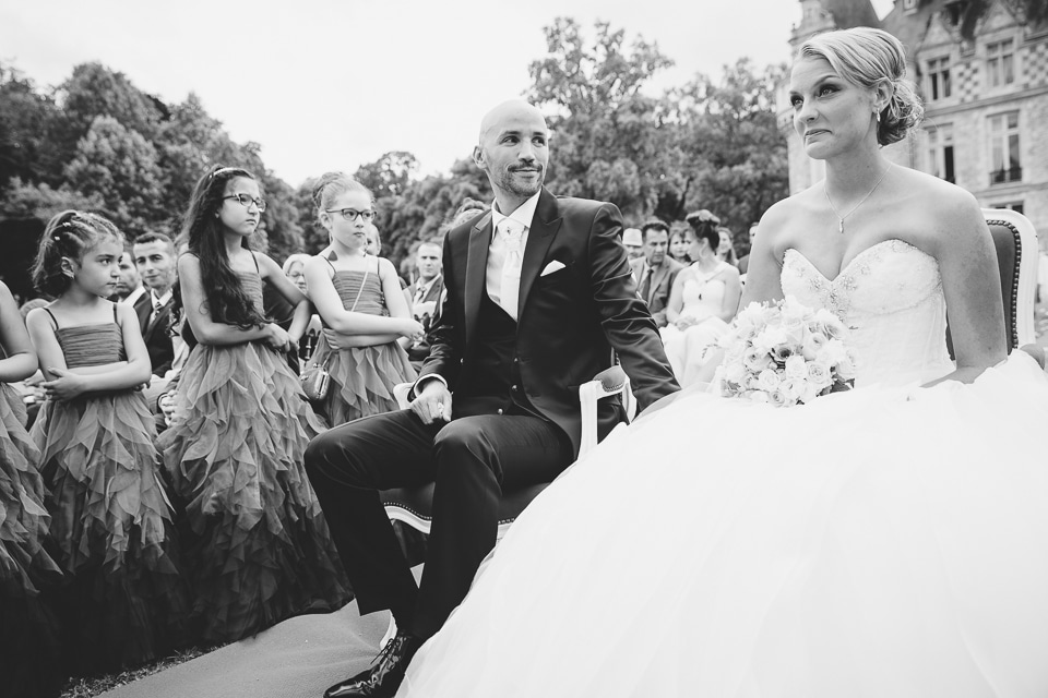 Le marié regarde la mariée