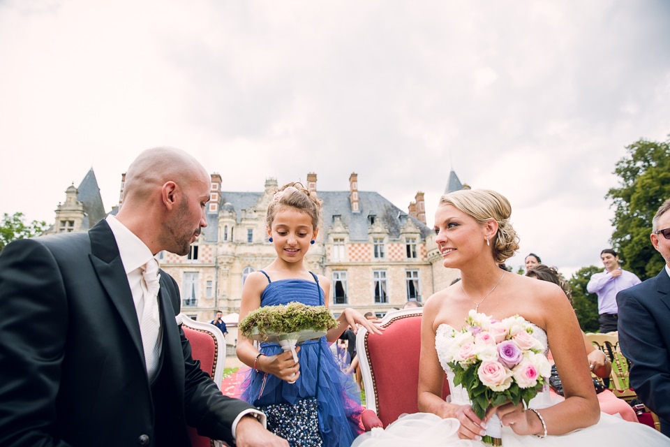 la demoiselle d'honneur apporte le bouquet de mariage
