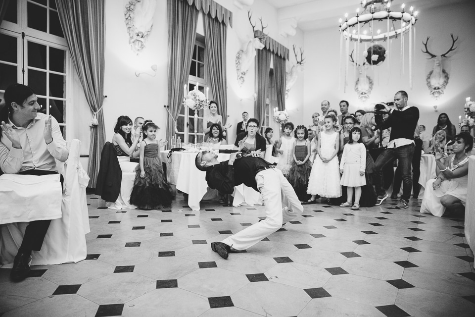 un invité fait le show