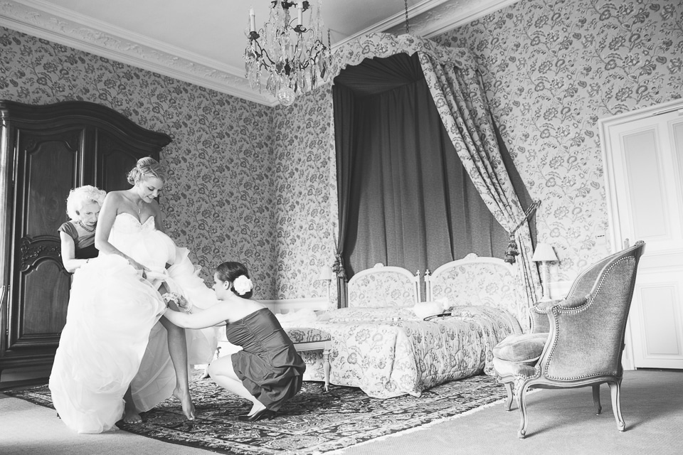 Habillage de la mariée entourée de ses proches