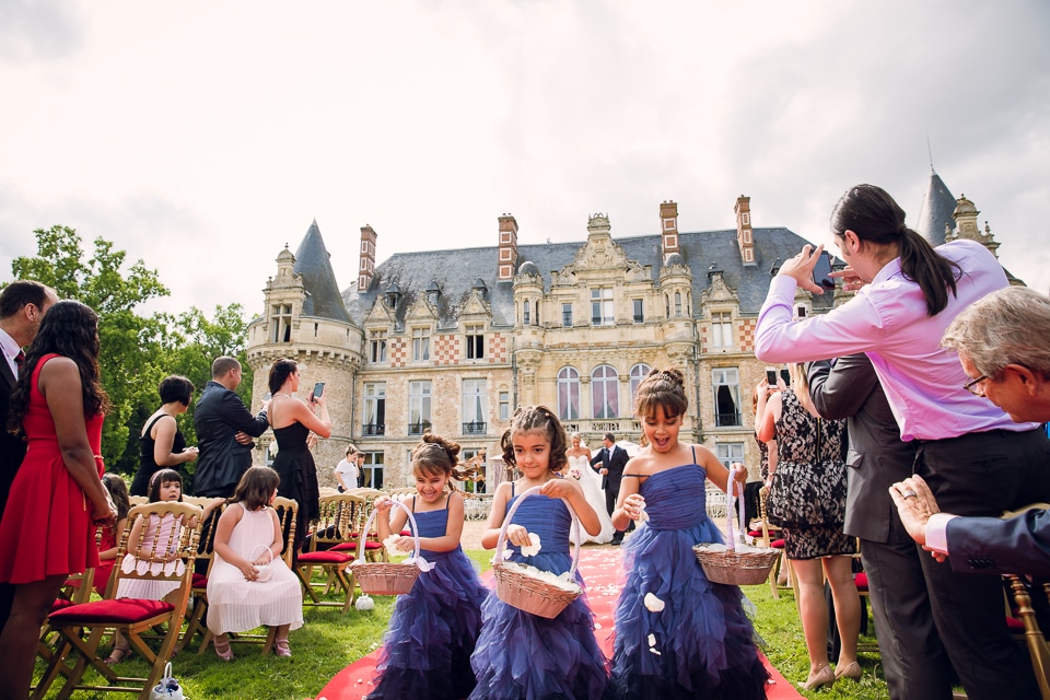 les demoiselles d'honneur accompagnent la mariée pour la cérémonie