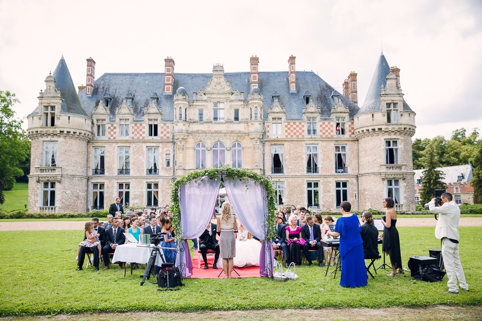 Vue d'ensemble de la cérémonie de mariage au château